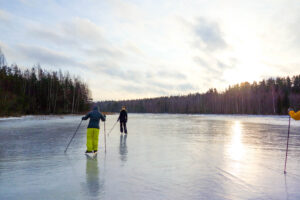 ©Prangli Travel. Talvine uisutamine järvedel