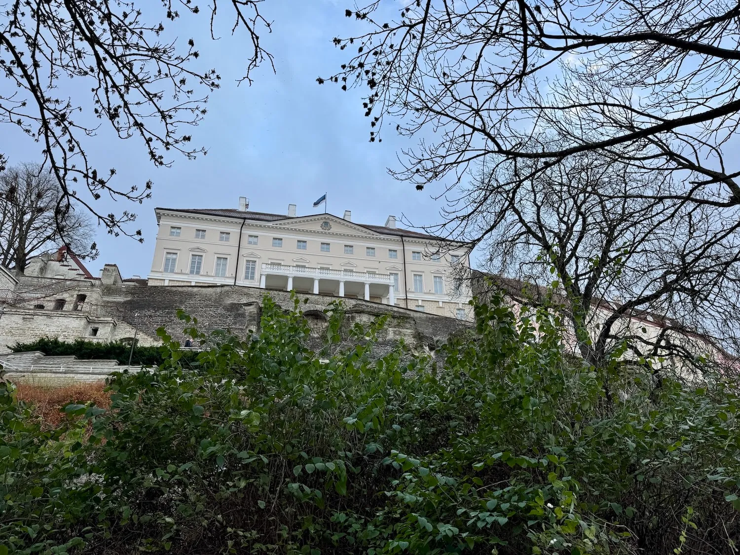 Vaade Toompea valitsushoonele ja kindlusmüüridele altpoolt