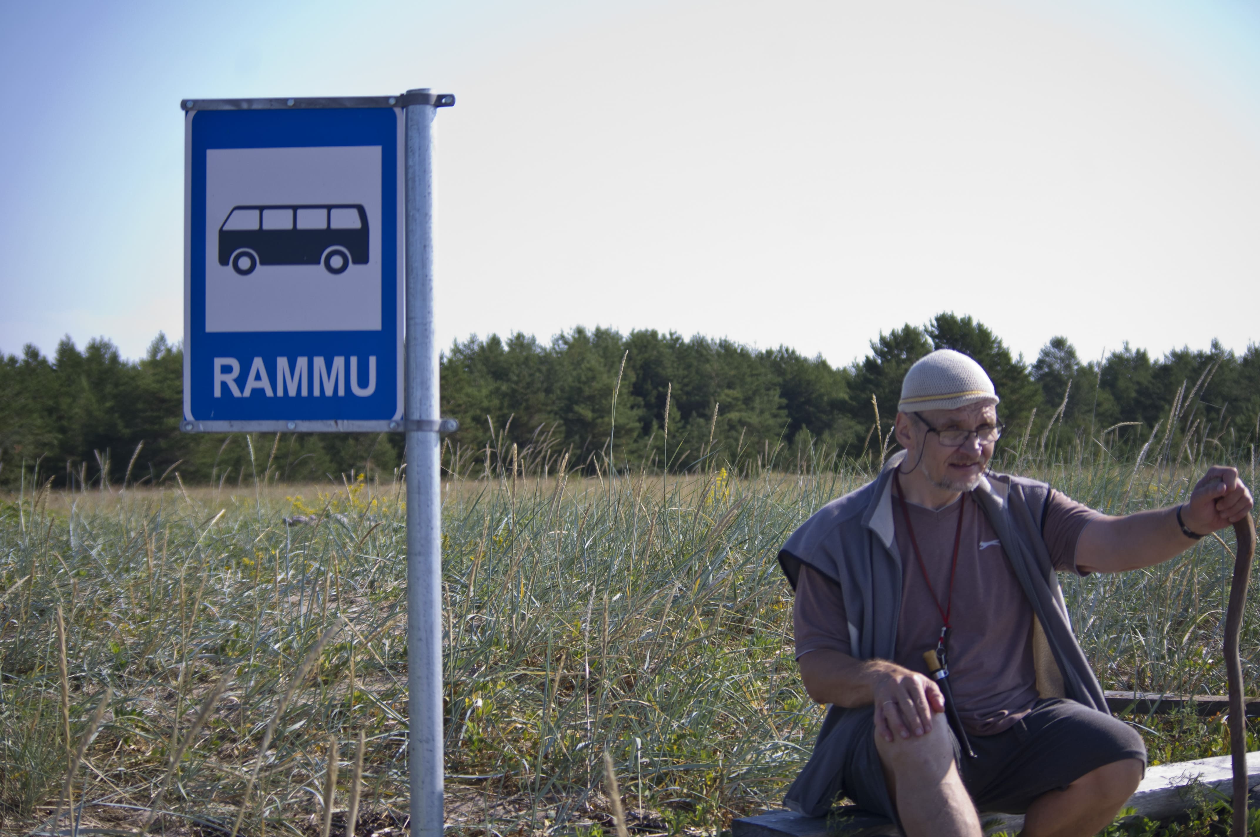 ©Kadri Prants. Rammu saare sümboolne "bussipeatus" on saanud armastatud foto- ja puhkepaigaks. Saar ise on ligipääsetav vaid paadiga.
