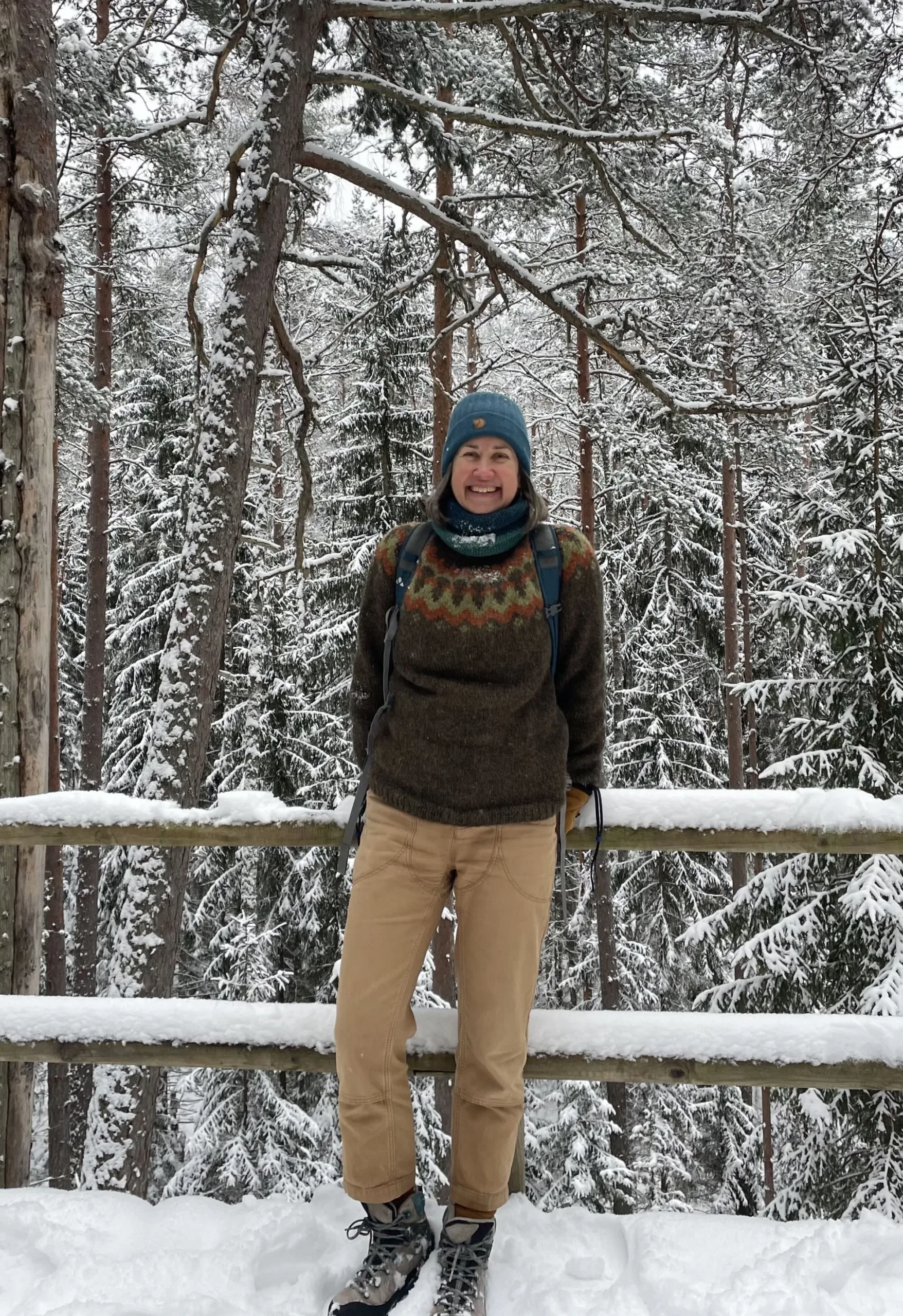 TDT-sisupilt-diana Diana, Prangli Reiside giid, lumises Eesti metsas käsitsi kootud kampsunis